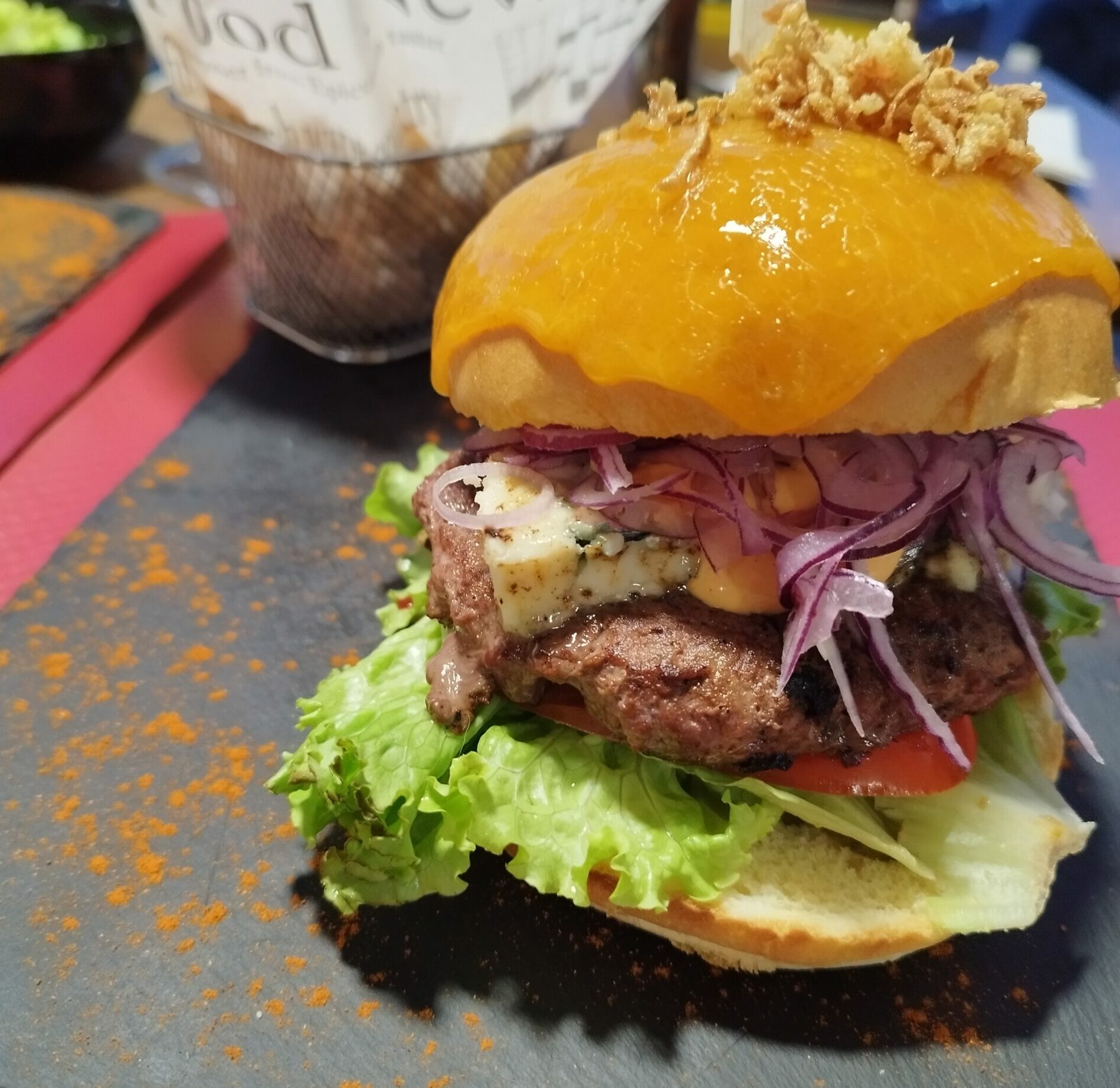 Burger bleu sur ardoise
