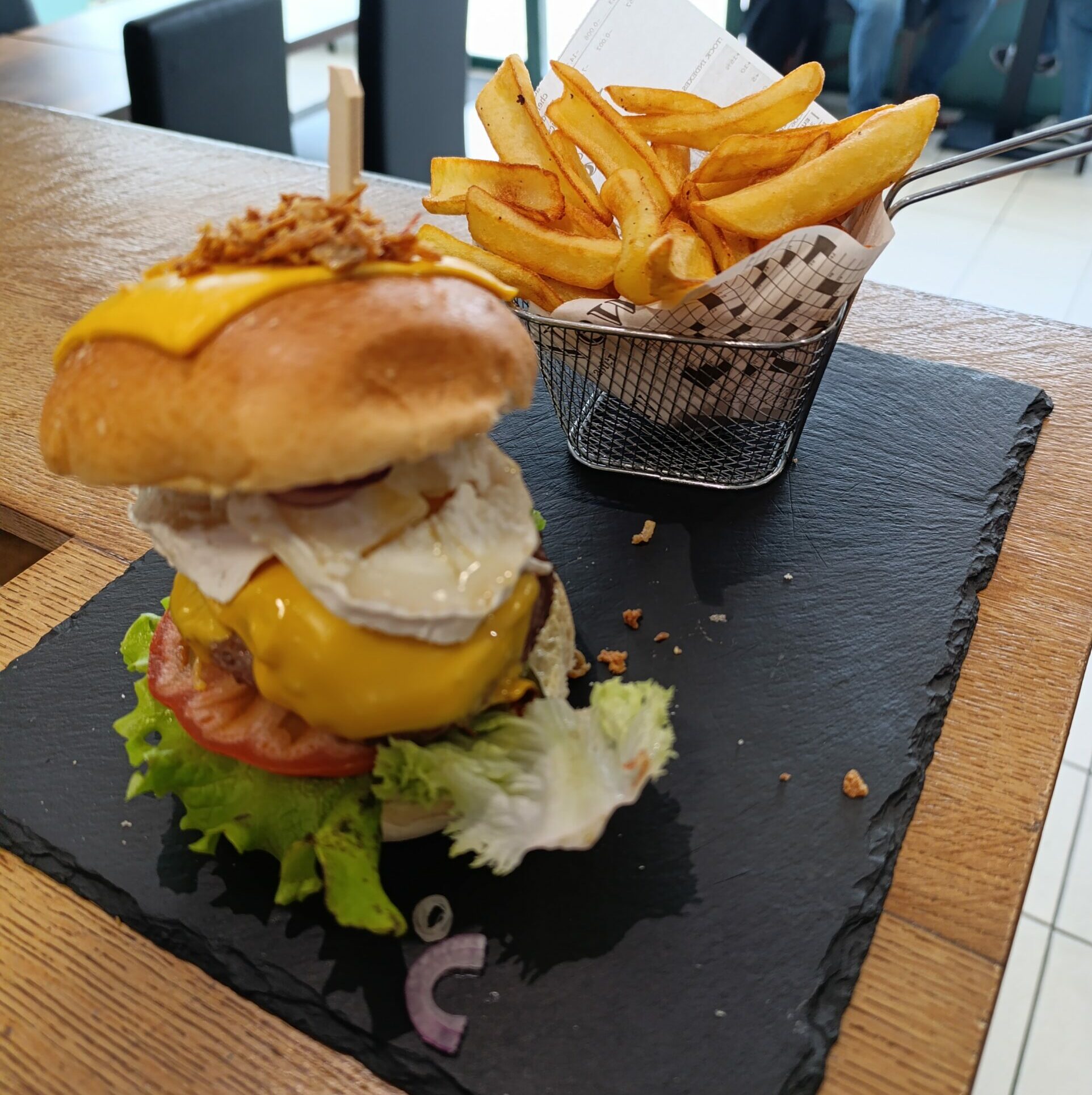 Burger chèvre miel sur ardoise