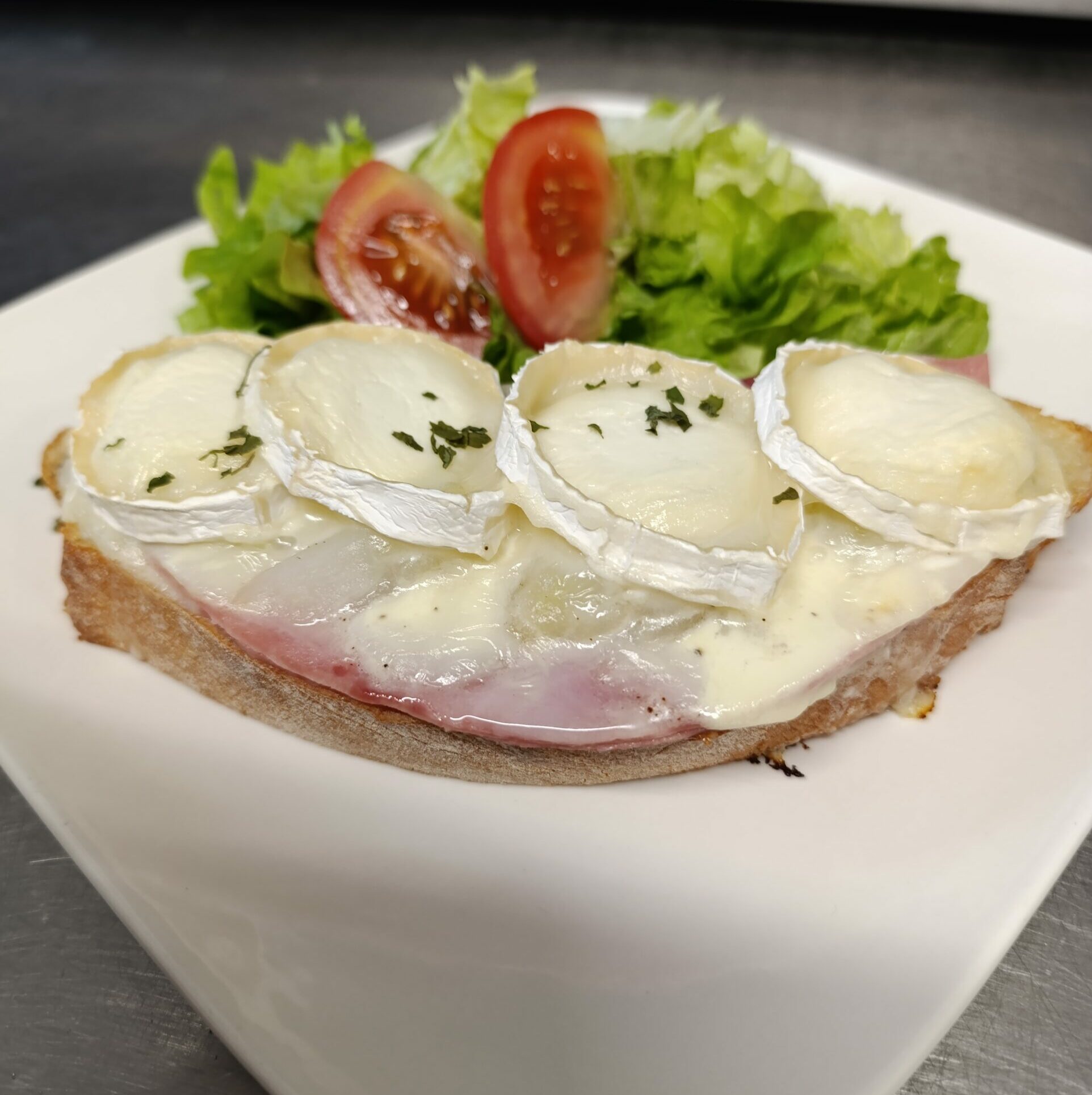 Tartine, crème fraîche, jambon blanc, pomme de terre vapeur, fromage de chèvre Accompagnée de salade