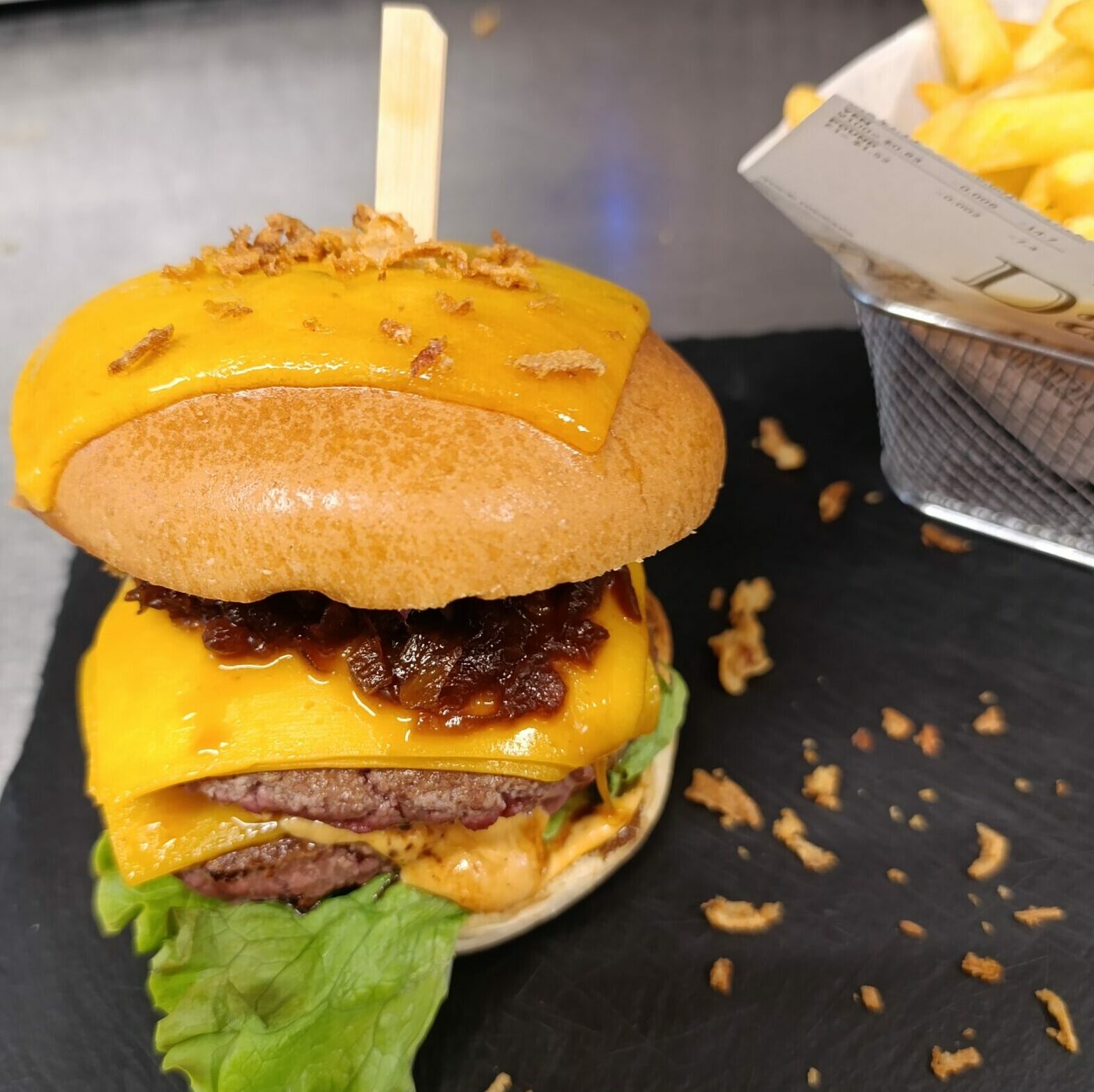 Burger original sur ardoise