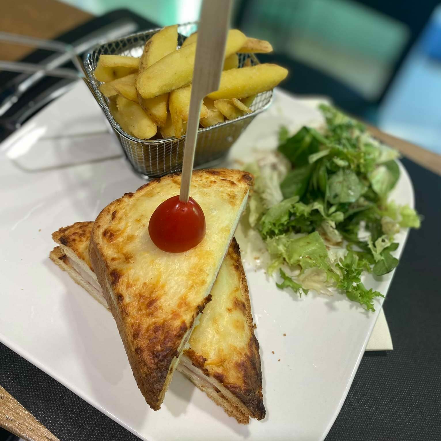 Croque monsieur avec salade et frites